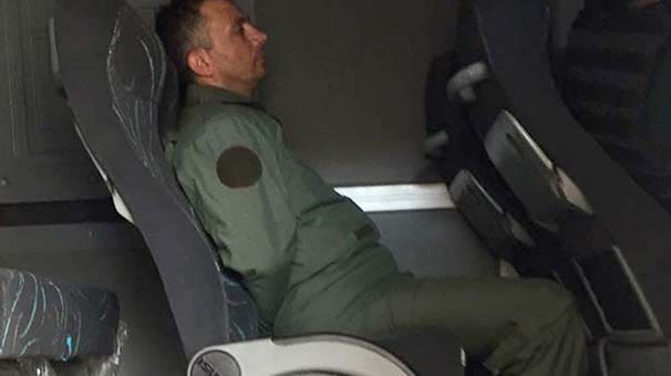 Cumhurbaşkanı Recep Tayyip Erdoğan'ın Marmaris'te kaldığı otele operasyon düzenleyen darbeci askerlerden 7'si, yakalanmalarının ardından İzmir'e getirildi. Gözaltına alınan askerler arasında Skorsky helikopteri kullanan Kara Pilot Albay Murat Dağlı (fotoğrafta) da bulunuyor.  ( Ahmet Bayram - Anadolu Ajansı )
