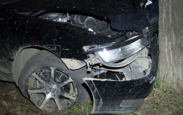 crash_car_tree_171215