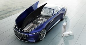 Im vorderen Gepäckraum des Vision Mercedes-Maybach 6 Cabriolet befindet sich ein exklusiv für das Fahrzeug angefertigtes zweiteiliges Kofferset. Darüber hinaus wurde ausreichend Platz für weitere Accessoires wie beispielsweise Picknick-Zubehör oder persönliche Gegenstände vorgesehen. In the front luggage area of the Vision Mercedes-Maybach 6 Cabriolet is a set of two suitcases, exclusively created for the vehicle. Plenty of space has also been provided for further additions such as picnic accessories or personal items.